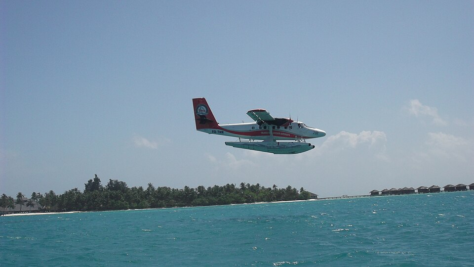 Hidroavión aterrizando sobre una laguna de Maldiva