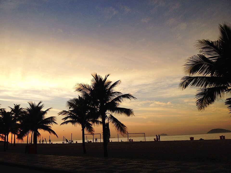 Amanecer sobre la playa de Ipanema en Río de Janeiro