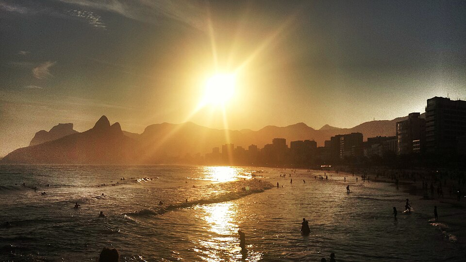 Personas observando el atardecer desde la Pedra do Arpoador en Ipanema