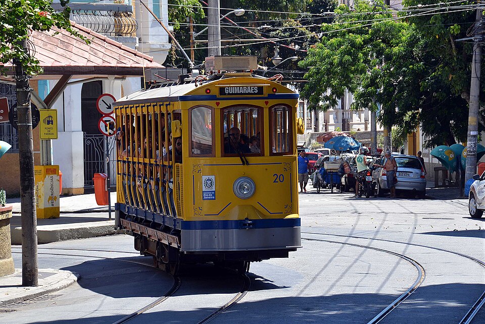 Tranvía amarillo circulando por el barrio de Santa Teresa en Río de Janeiro