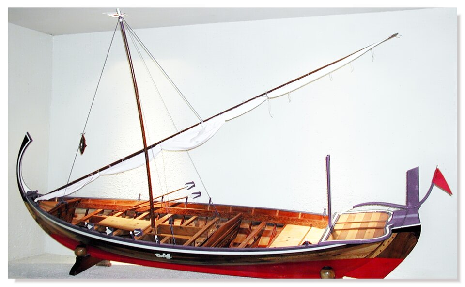 Embarcación tradicional dhoni navegando en las aguas de Maldivas