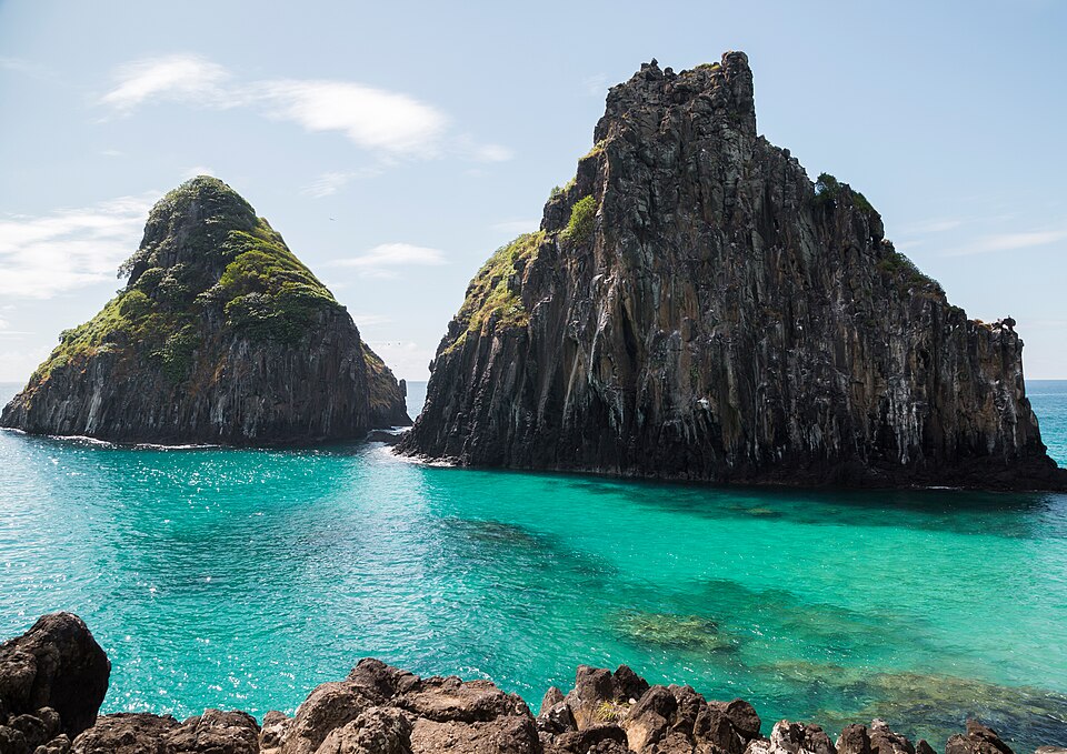 Morro Dois Irmãos frente a la costa de Fernando de Noronha