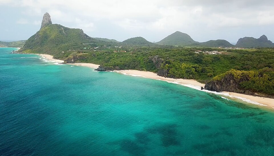 Vista aérea de Fernando de Noronha y su costa