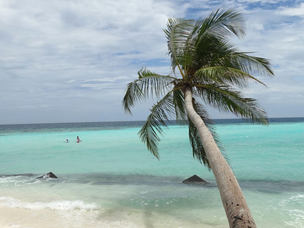 Playa de Maafushi, una isla local del atolón de Malé Sur