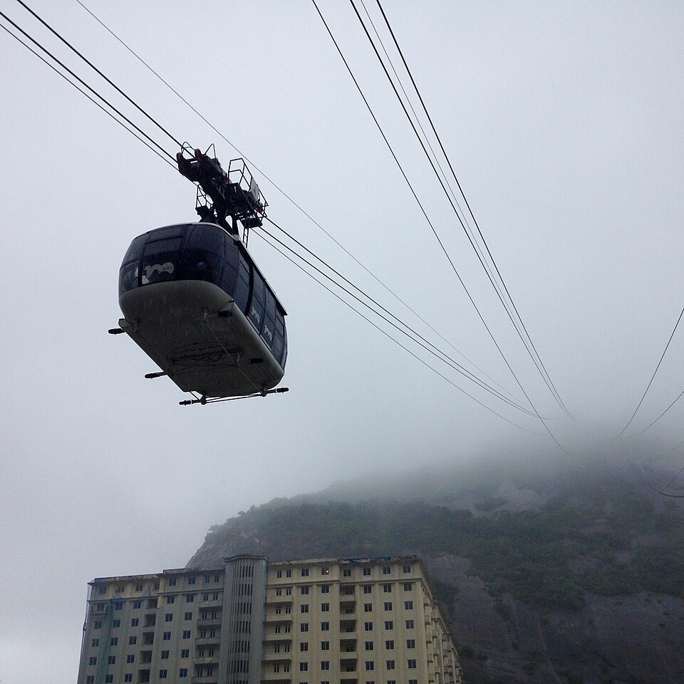 Teleférico ascendiendo hacia el Pan de Azúcar en Río de Janeiro