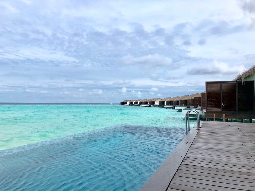 Villas sobre el agua de un resort en las Maldivas