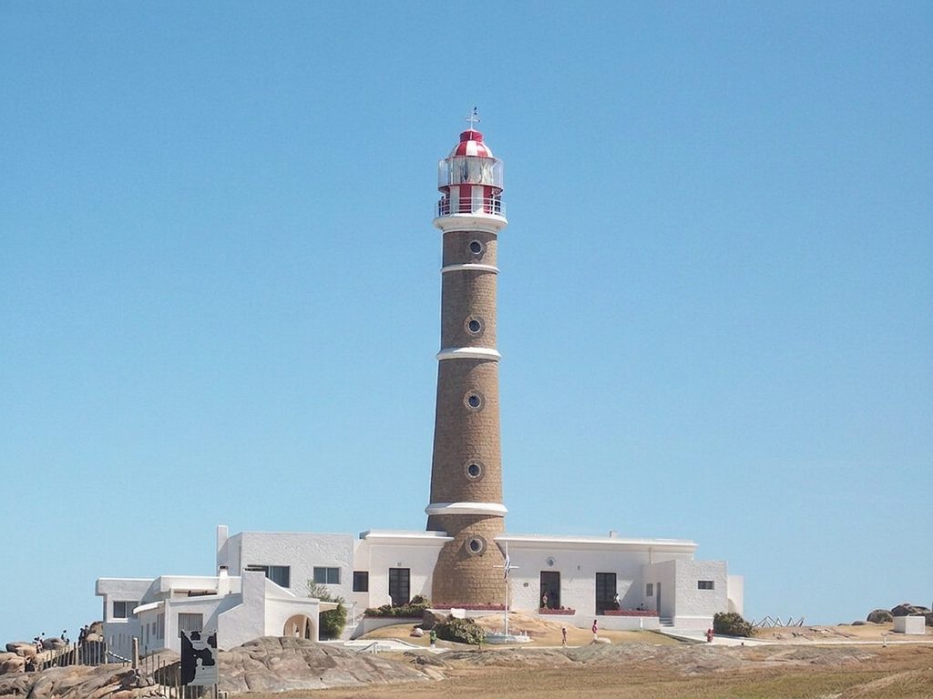 Faro de Cabo Polonio frente a la costa de Rocha, Uruguay
