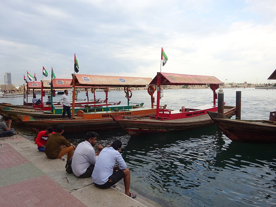 Abras tradicionales transportando pasajeros por Dubai Creek