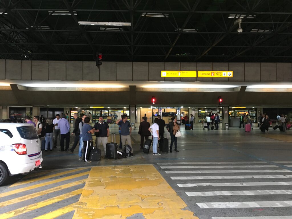 Pasajeros con equipaje en la zona exterior de arribos de la Terminal 2 del Aeropuerto de Guarulhos en São Paulo