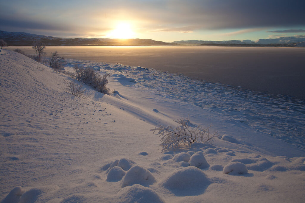 Paisaje invernal del fiordo de Alta, en el norte de Noruega