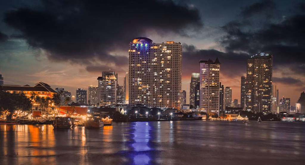 Skyline de Bangkok iluminado durante la noche junto al río