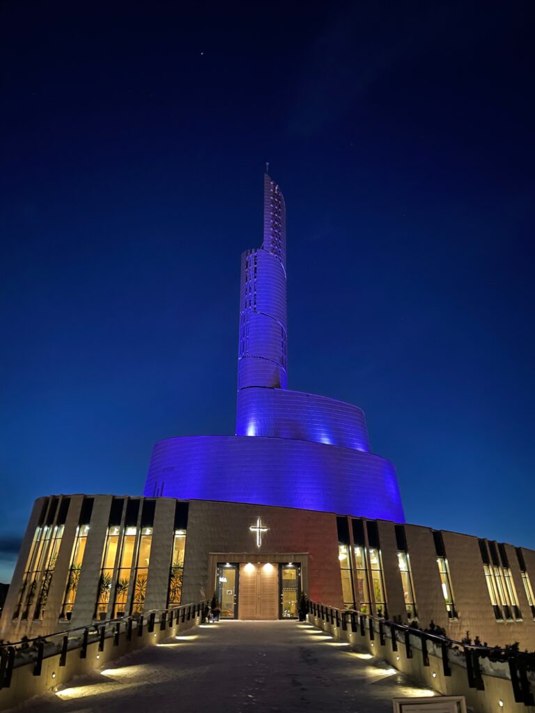 Catedral de las Luces del Norte iluminada por la noche en Alta