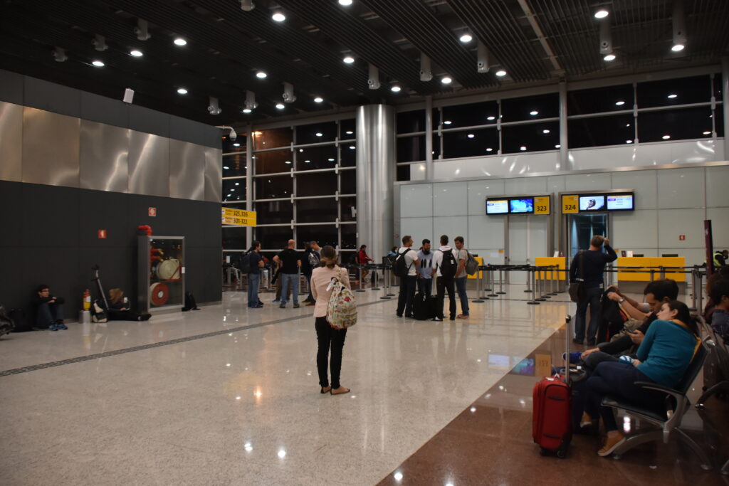 Pasajeros esperando en la puerta de embarque del Aeropuerto Internacional de Guarulhos en São Paulo para volar hacia Asia.