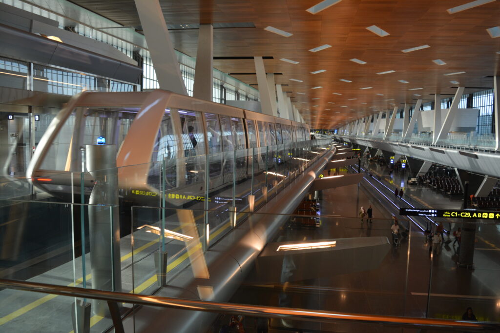 Tren de pasajeros interno en el Aeropuerto Internacional de Hamad en Doha, escala de vuelo hacia Bali.
