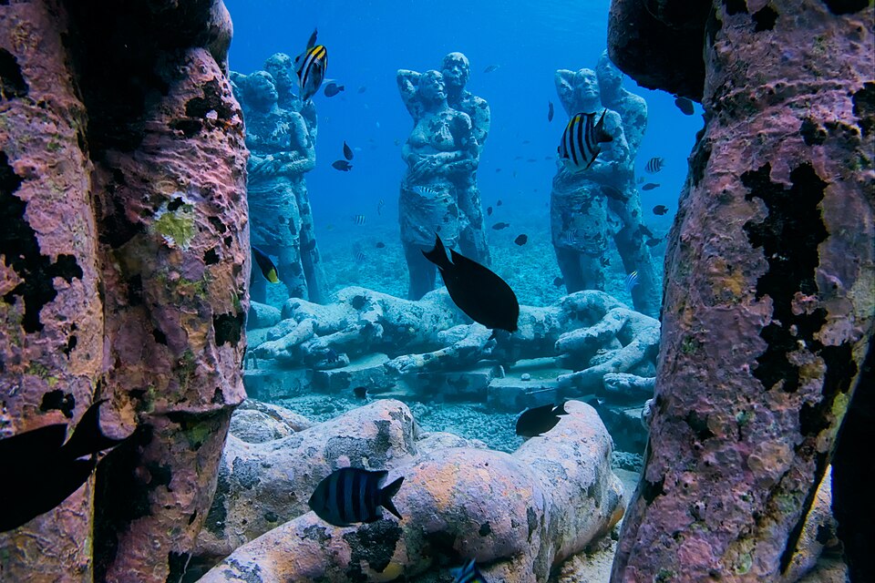 Esculturas humanas de Nest y peces sobre el fondo marino de Gili Meno