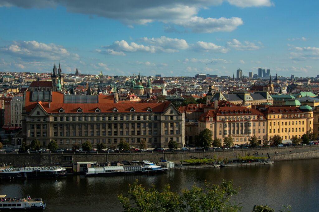 Paisaje urbano de Praga junto al río y edificios históricos
