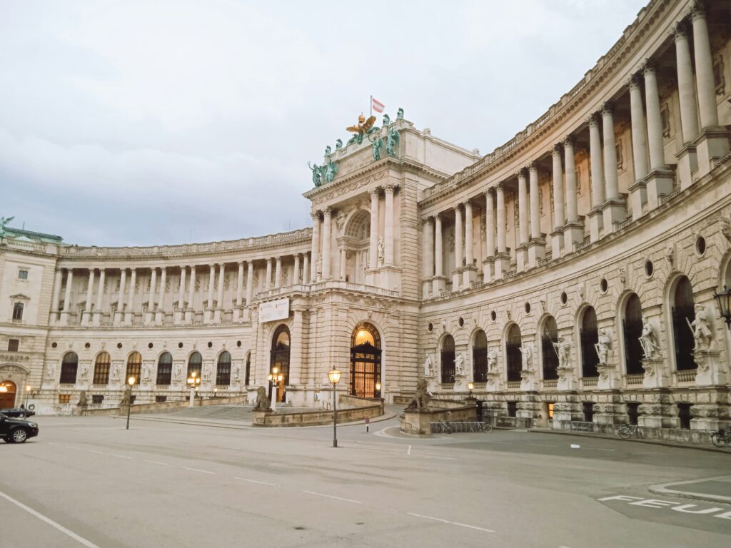 Fachada del palacio Hofburg en Viena