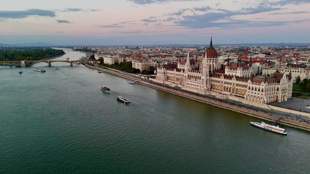 Parlamento de Budapest junto al río Danubio