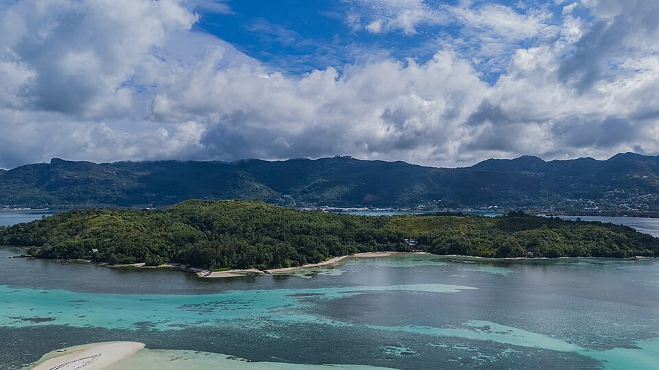Vista aérea de Cerf Island en el Parque Marino Sainte Anne de Seychelles
